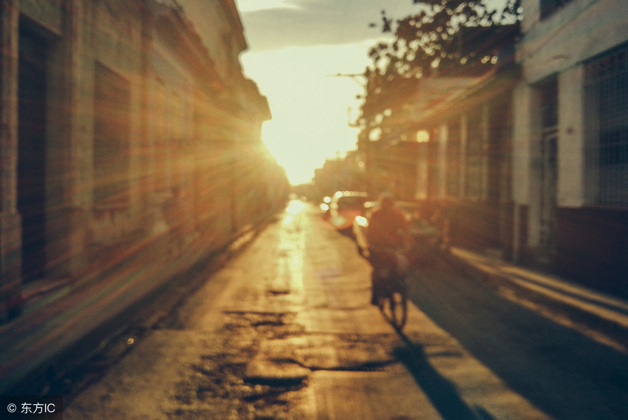 家里突然来了两个奇怪的人,家里突然出现诡异老人