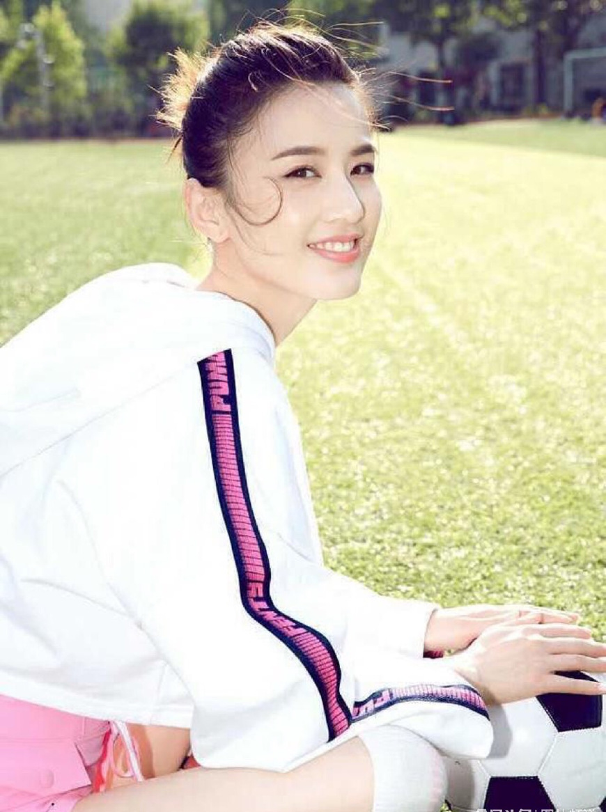 黄圣依变身足球宝贝图片,黄圣依关晓彤足球装