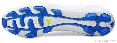 如何根据场地选择足球鞋,各种足球鞋适合什么场地