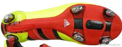 如何根据场地选择足球鞋,各种足球鞋适合什么场地