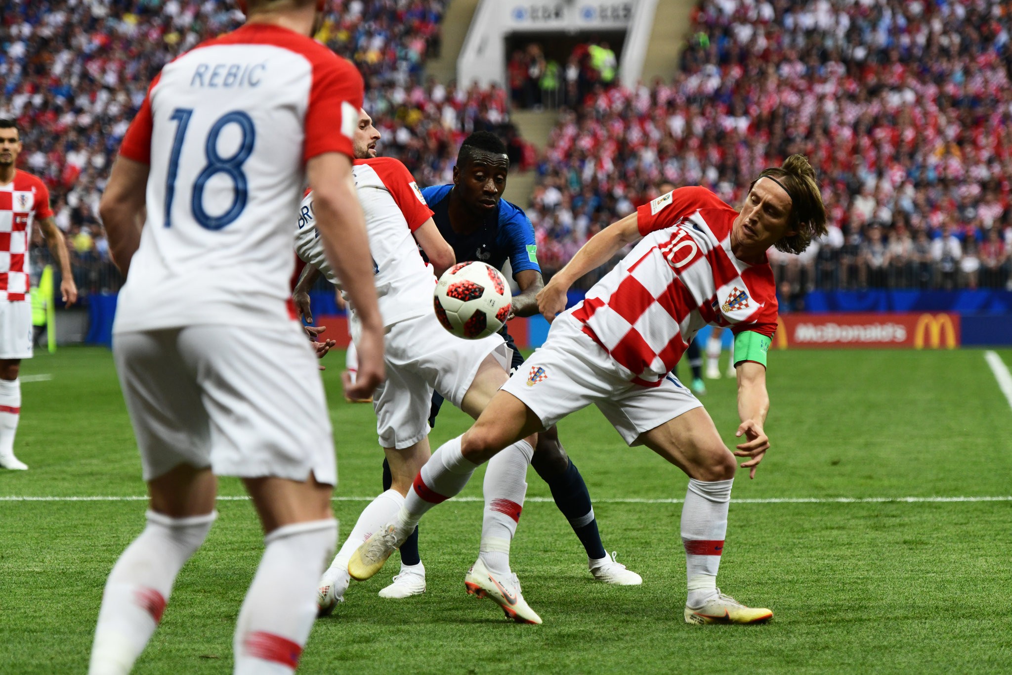 有机会去看看那些在巴黎郊外踢球的孩子们