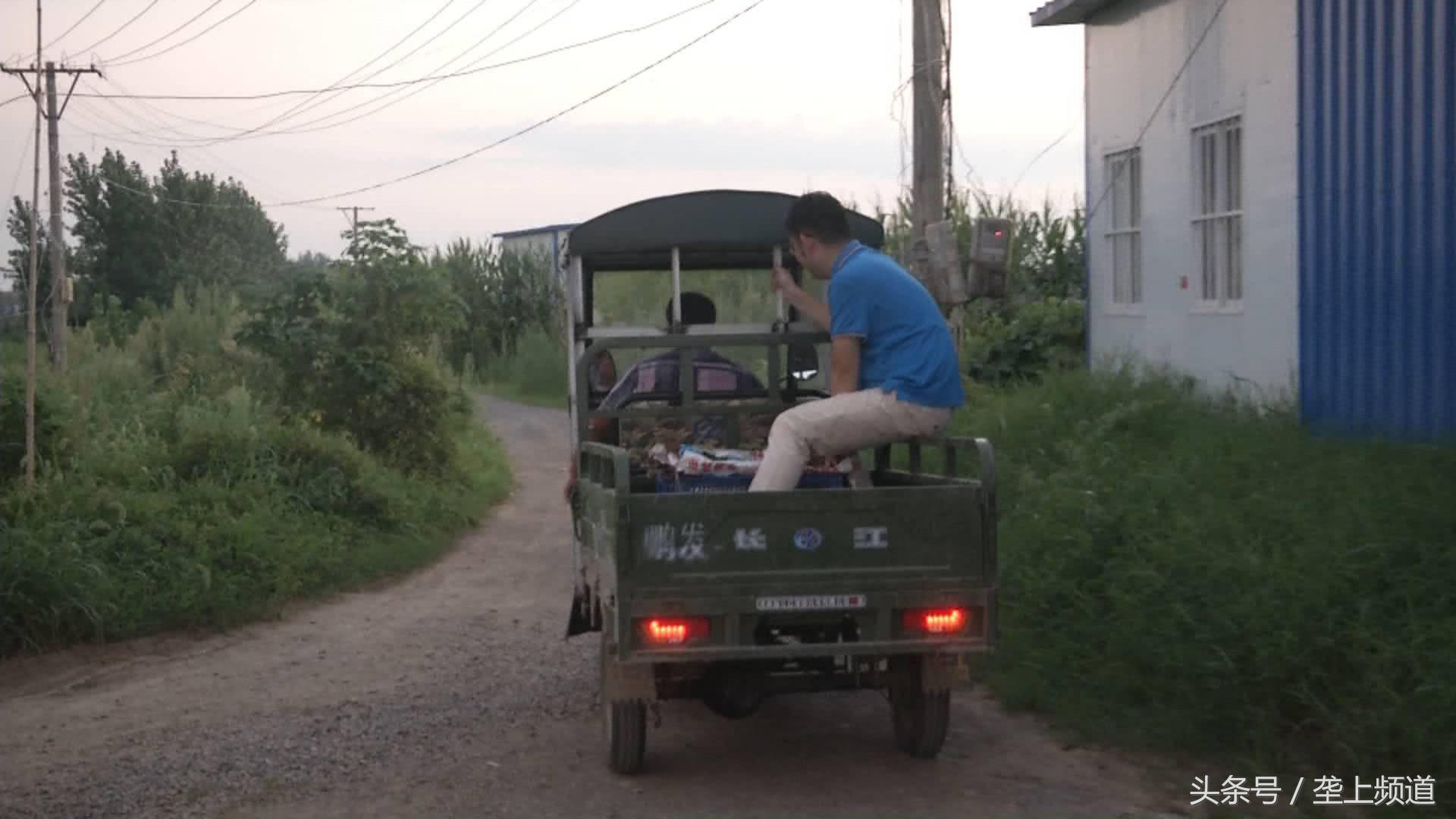 300斤小龙虾卖2小时卖完,爽吃5斤麻辣小龙虾