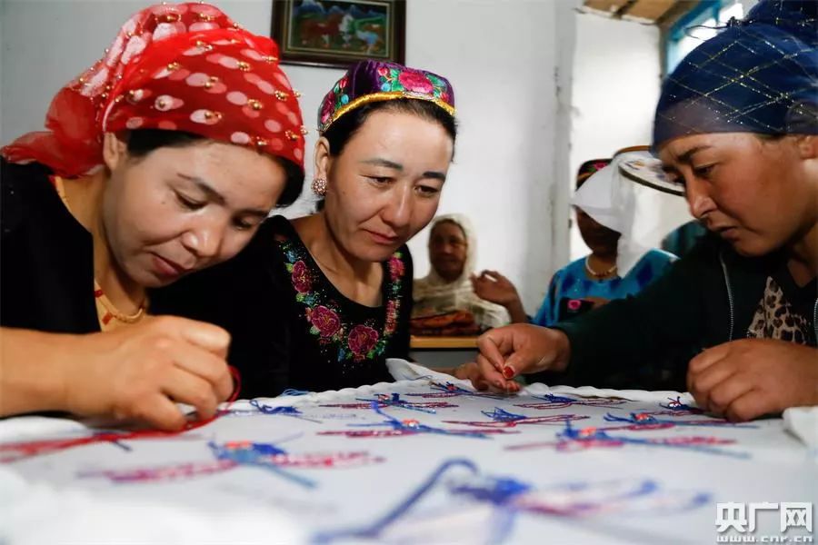 新疆哈密手工刺绣衣服,哈密维吾尔族刺绣教程