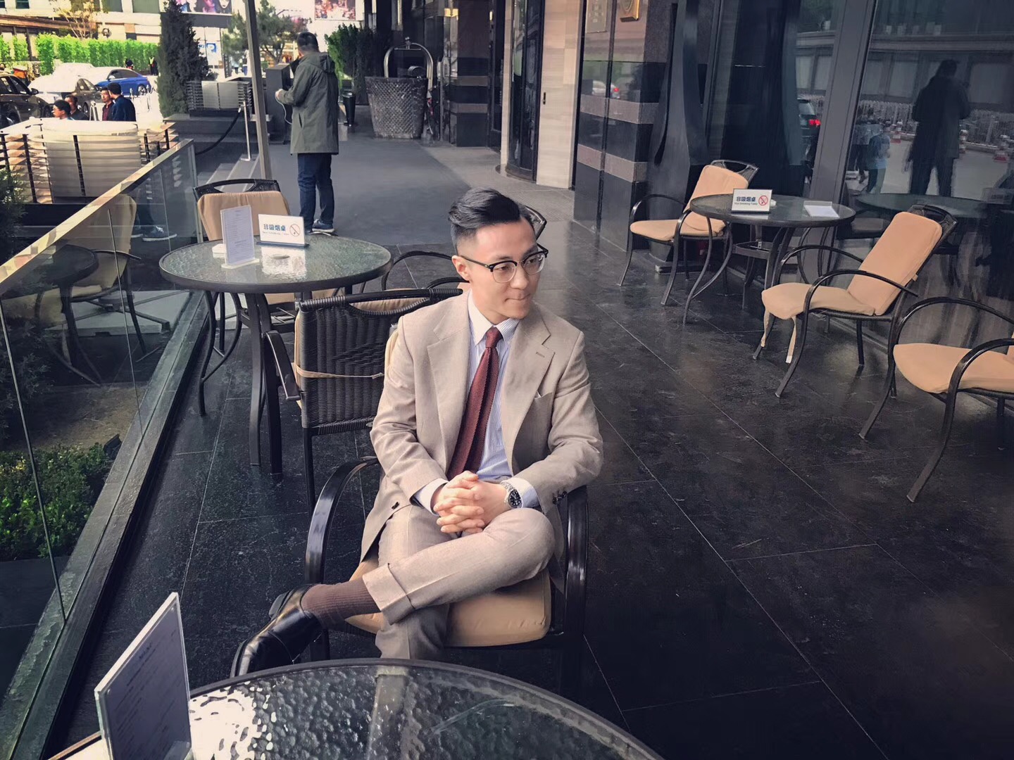 他是新与旧的对立面对话Hollister店铺经理Edward