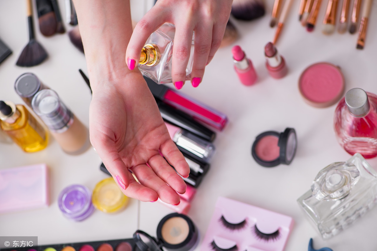 脸部发红脱皮是什么原因引起的,脸部会脱皮