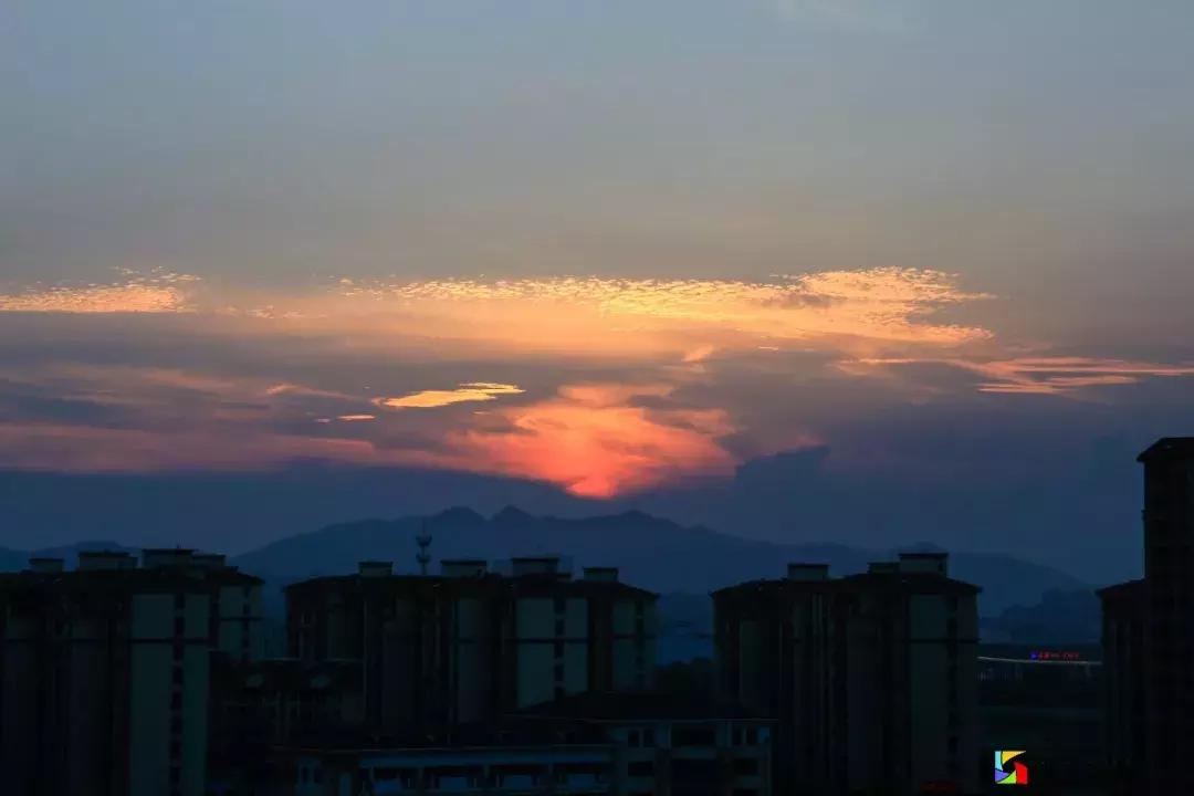 中国海洋大学鱼山校区步行到海边,青岛工程职业学院离海边有多远