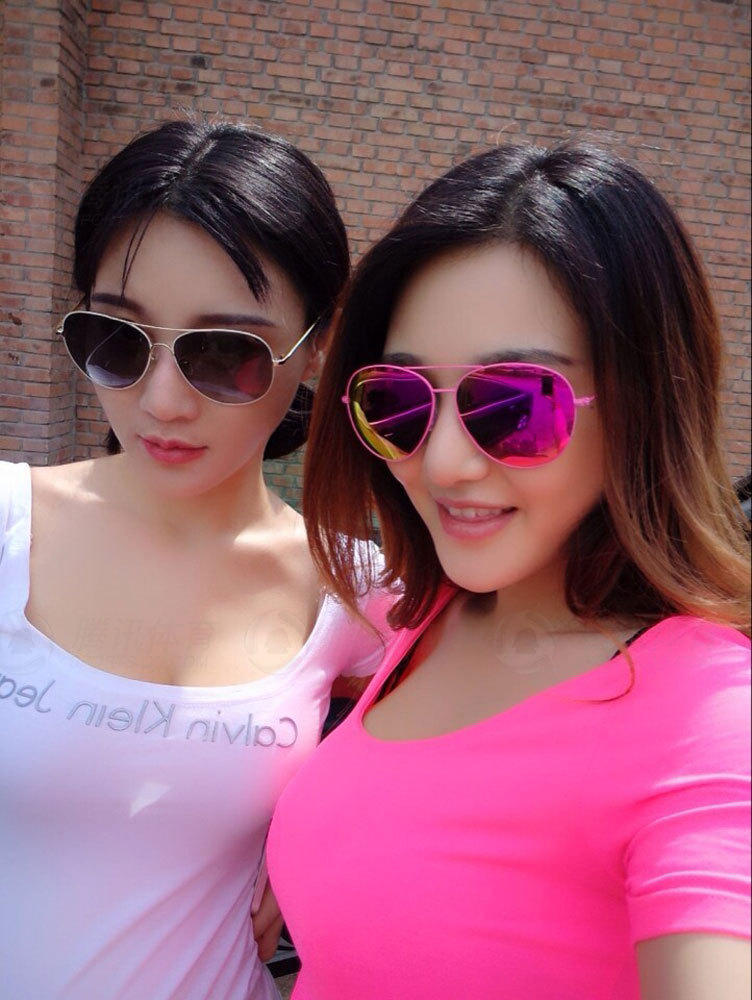 世界杯夹手机的中国女子,世界杯夹手机的女子