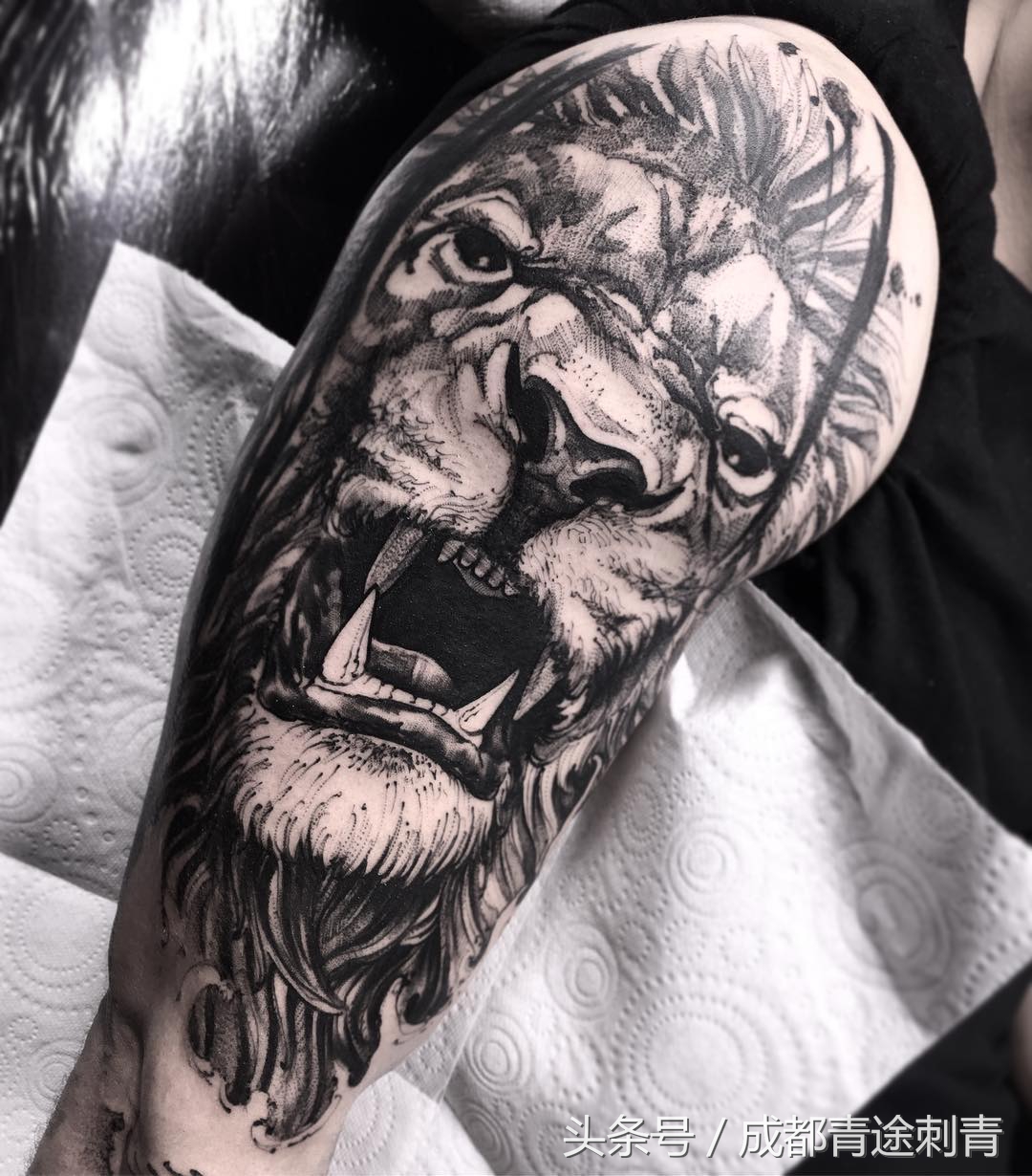 从球场到纹身店，一个差点被足球“耽误”的纹身师