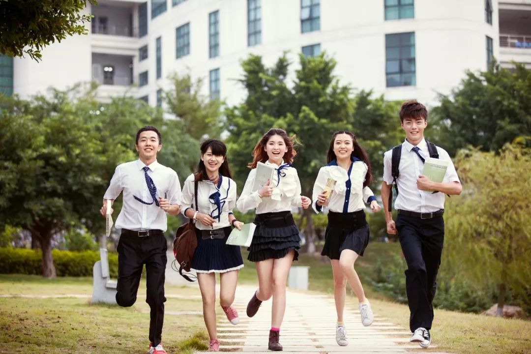 如何把校服穿得更好看,别人说校服不好看怎么怼回去