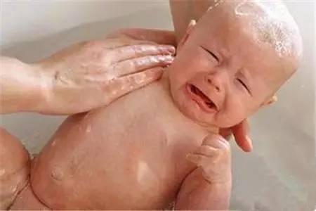 天热宝宝洗澡总是大哭大闹！原来是因为这个？