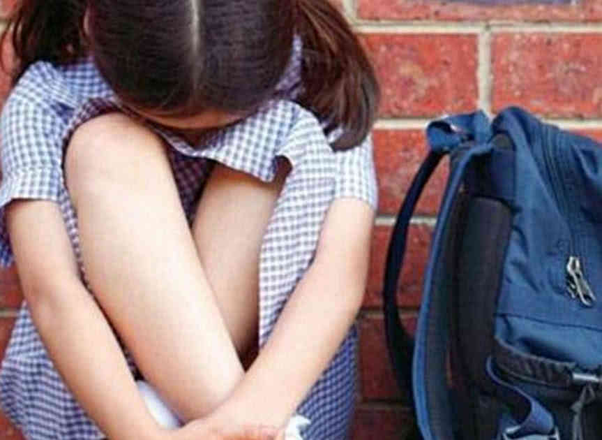 女儿赖床妈妈掀开被子,女儿睡觉到中午妈妈掀被子