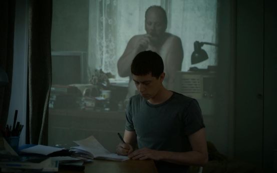 受不了原生家庭的疼，他选择杀死自己来获得重生