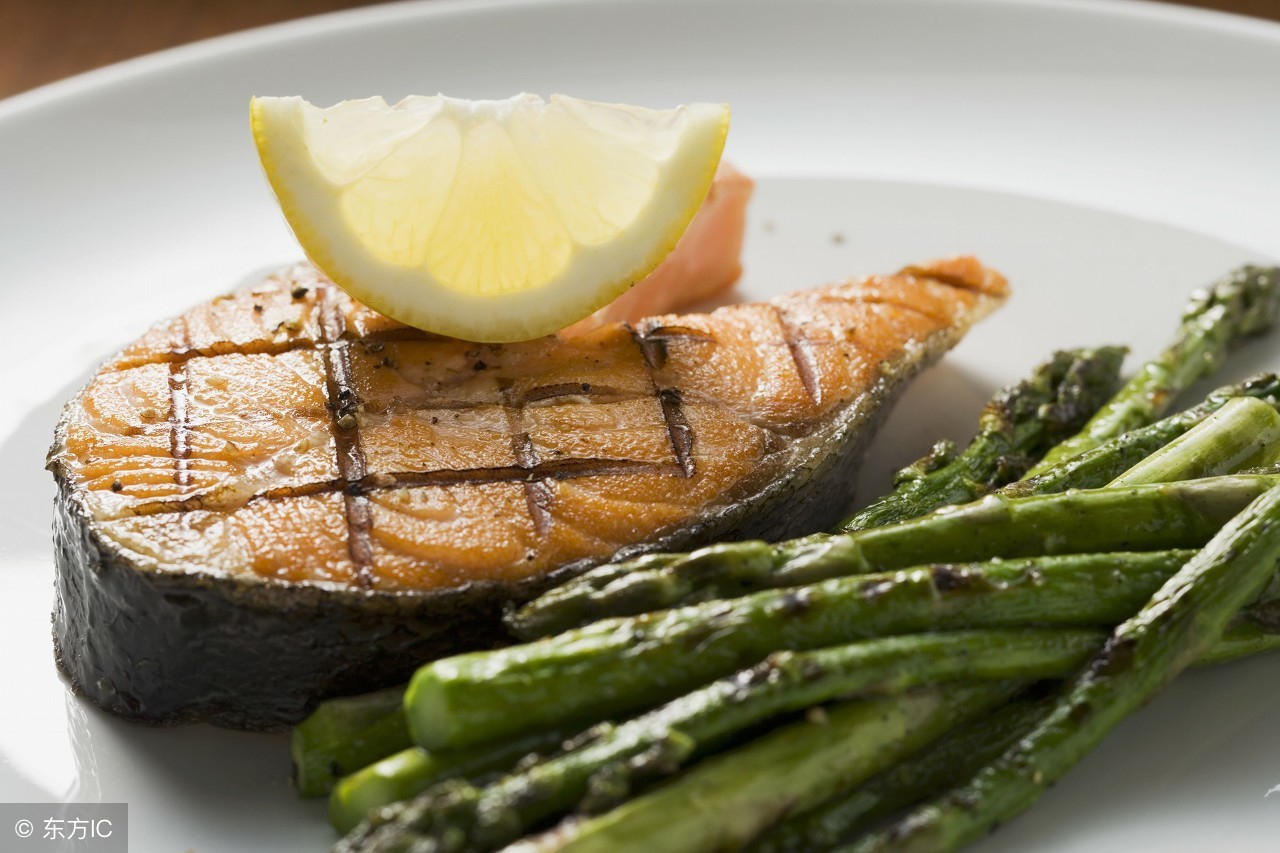 头发分叉的原因有哪些,头发分叉吃什么可以改善