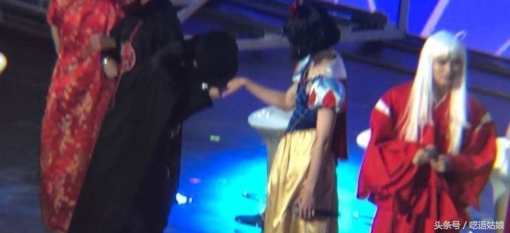 蔡徐坤轻轻一个吻,蔡徐坤王嘉尔勾肩搭背