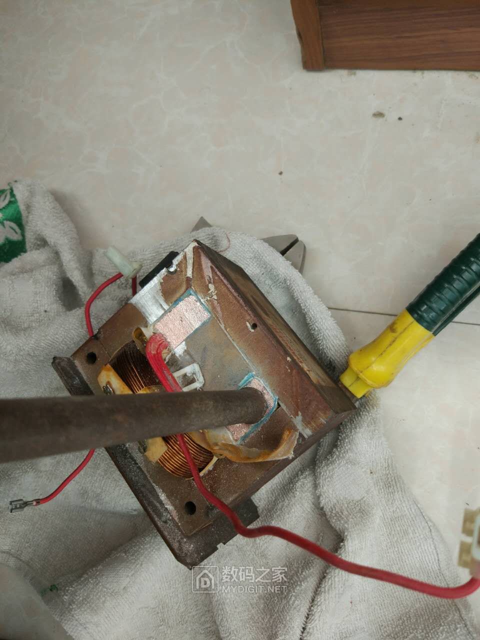怎样拆微波炉变压器才能改点焊机,报废微波炉改点焊机