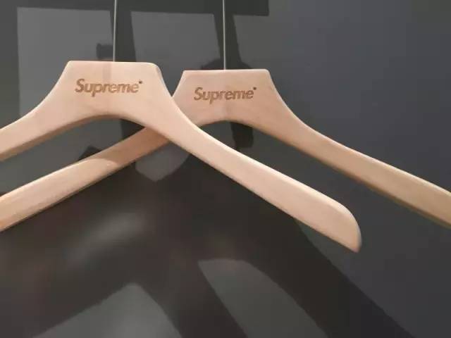 这次，国潮丢了中国的脸！国内第一家Supreme开业！专卖合法“山寨货”！