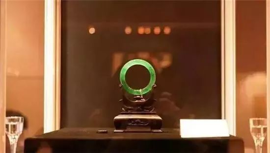 老古翡翠手镯拍卖会,拍卖会上的顶级翡翠手镯