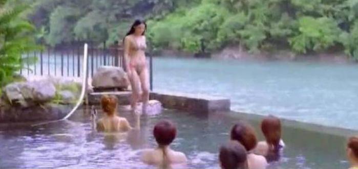 张馨予泳池出场,张馨予游泳出场