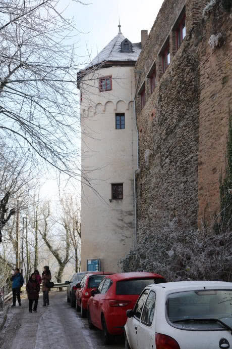 德国这个中世纪古堡,厕所正对餐厅,墙上挂着贞操带!