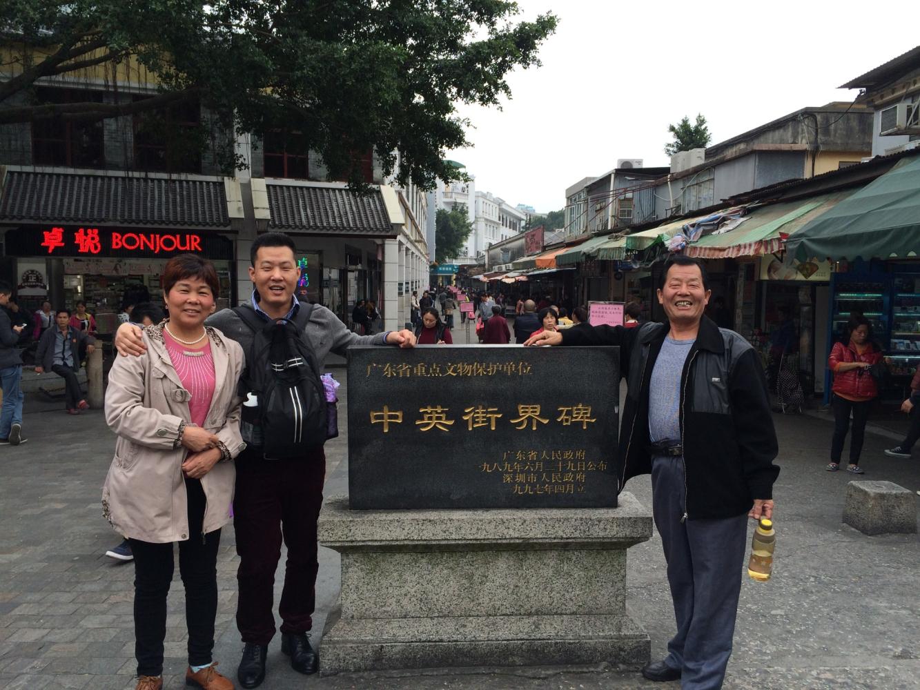 一条街，两种制度，里面有各种五大洲商品，但是要通行证才能进