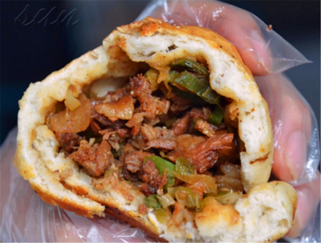 河南一单位食堂的大叔独创牛皮火烧，一个9两让你吃饱