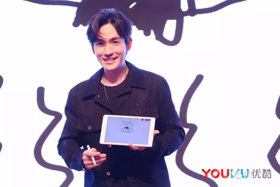 朱一龙自己采访自己尬聊,朱一龙自己尬聊