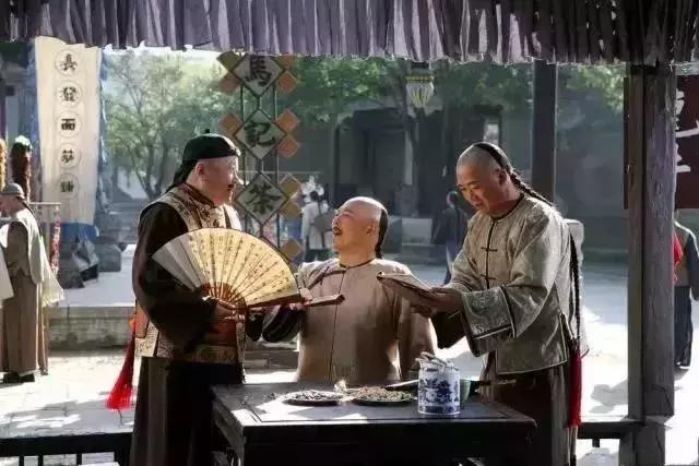 别人给你倒茶为什么要用手敲桌面,别人给你倒茶为何敲桌两下