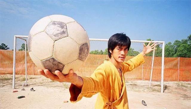 长得像李小龙的路人,周星驰有一部电影模仿李小龙