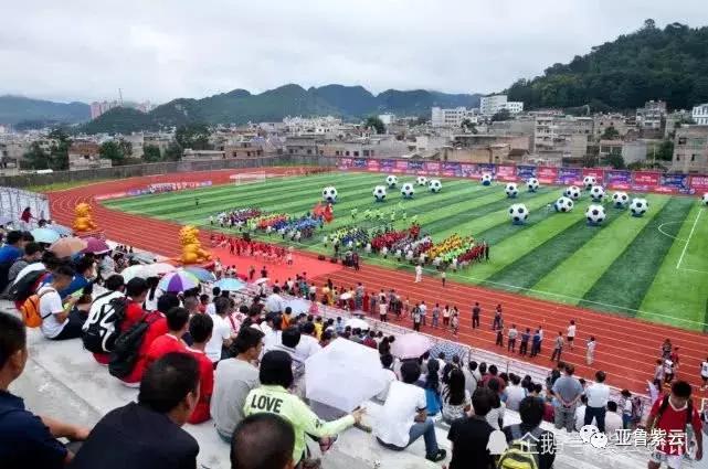 贵州遵义小县城踢足球,贵州紫云足球场