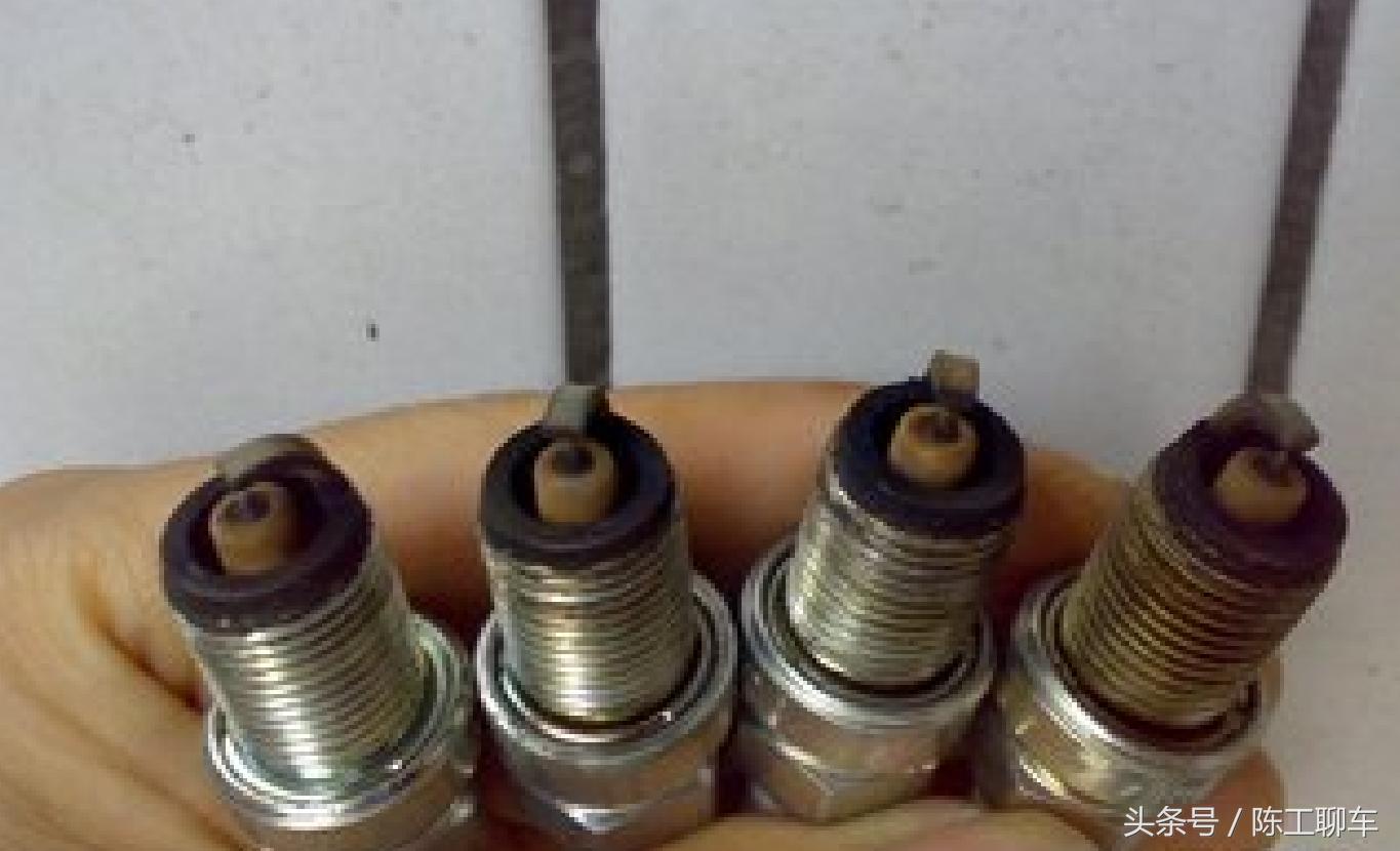 火花塞电极裂纹怎么办,火花塞电极间隙过大过小调整方法