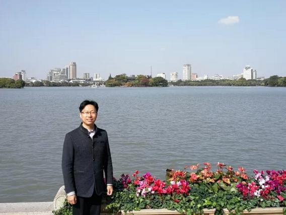 大学讲师用华为P20Pro上了一堂信息工程体系课