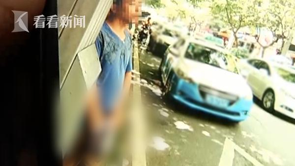 男子公交站裸露*体下**骚扰女性还称比较有成就感