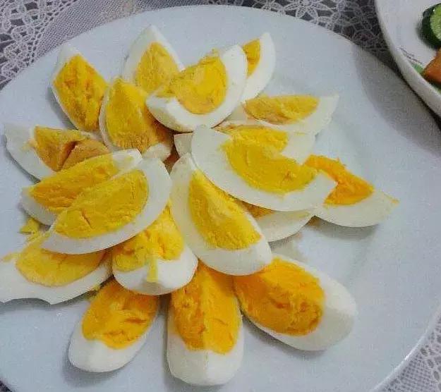 煮蛋时怎么防止蛋壳不裂,煮蛋防止开裂