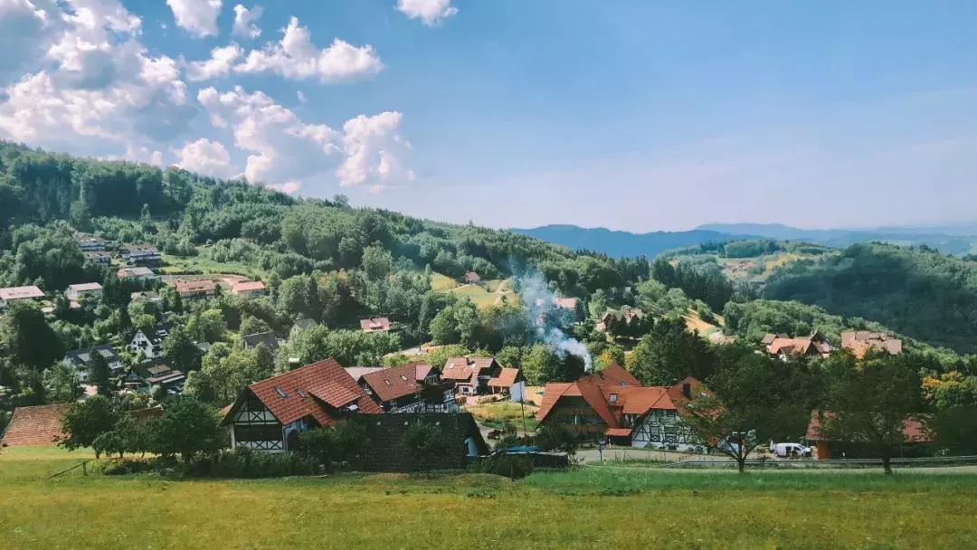 我坐着3万商务舱飞到欧洲开玛莎拉蒂，没想到美女这么多！