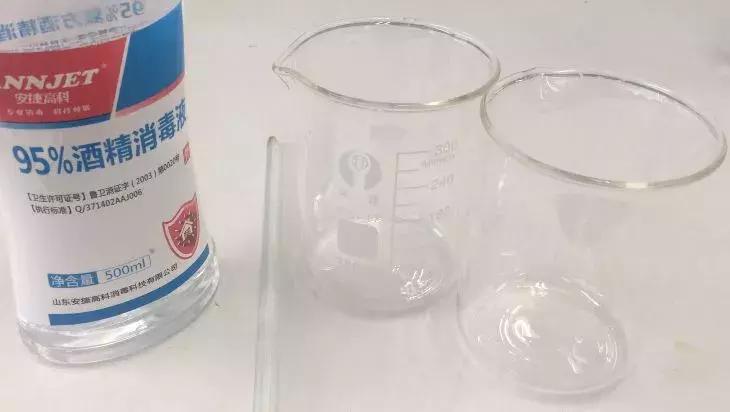 人手一罐的自然乐园芦荟胶，我很怀疑里面到底有没有芦荟！