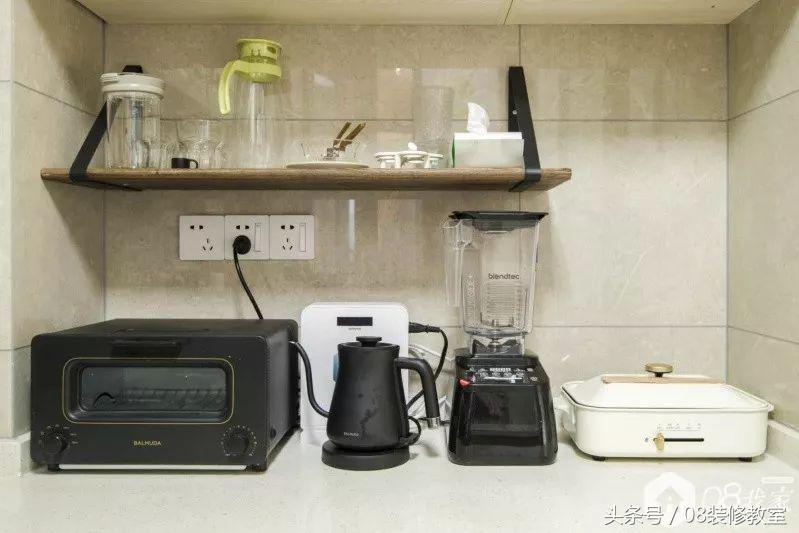 敲掉墙上柜子,敲了卧室墙体做柜子省空间隔音差