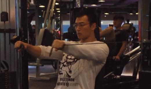 产后胸部干瘪下垂如何练胸肌,胸肌练不大怎么办教你一招