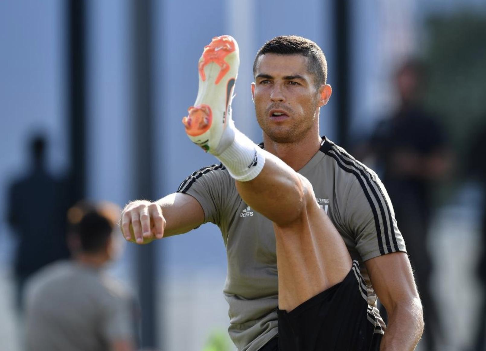 C罗前女友伊莲娜暴雨中带娃,乐开了花,比现任更爱笑