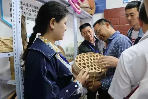 搭上“电商快车”农产品成“俏姑娘”名山区前进乡清河村发展电商助力脱贫攻坚