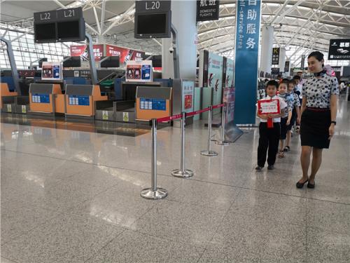 今天我们和妈妈一起为您办登机牌