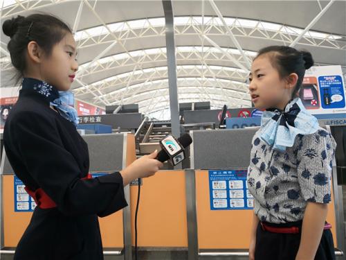 今天我们和妈妈一起为您办登机牌