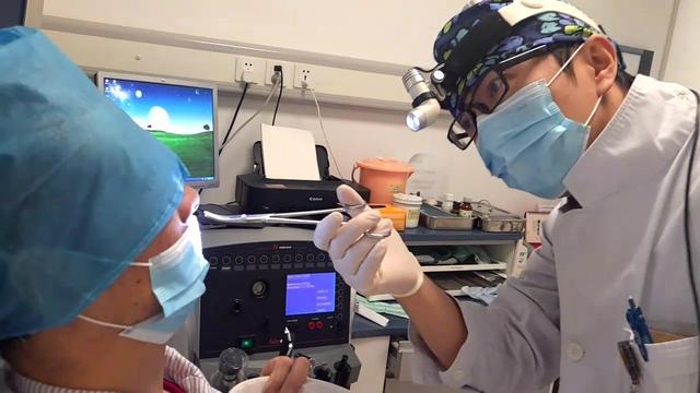 这个医生厉害了,正确的掏耳朵方法视频全过程