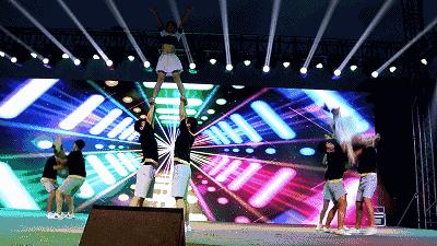 8月4日，国内顶级啦啦操队伍、《星光大道》亚军郝歌等齐聚金沙滩啤酒城！