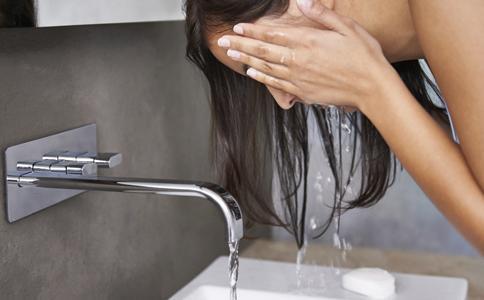 用盐水洗脸有助于减少痘痘吗,怎么有些人用冷水洗脸毛孔会粗大