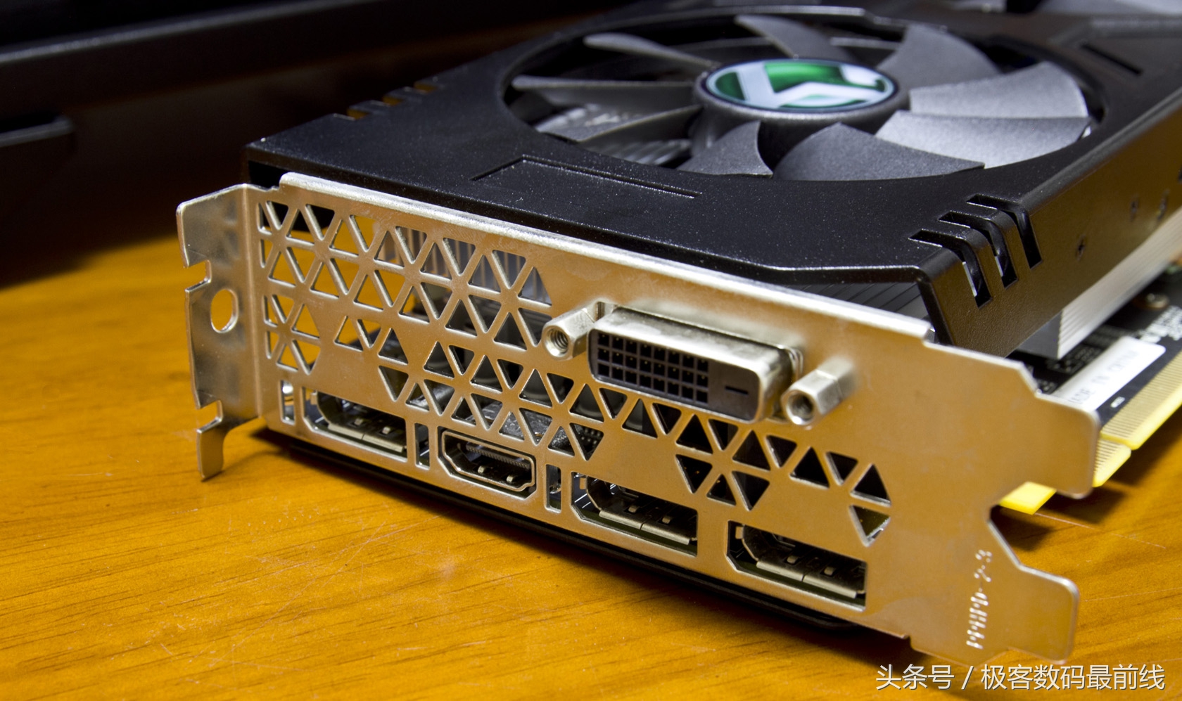 联力双子座幻彩和rgb的区别,联力双子座幻彩