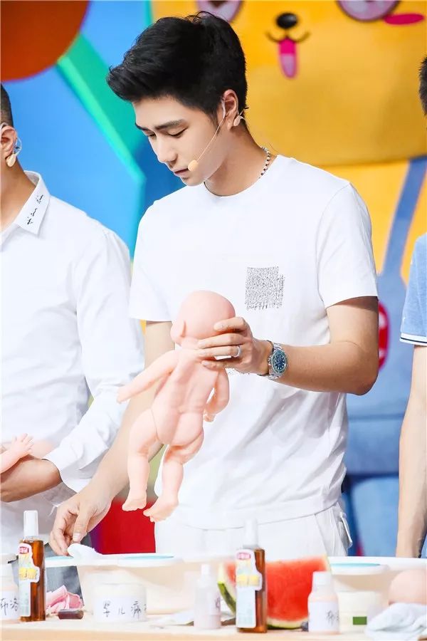 袁成杰育儿趣事,袁成杰照顾小孩