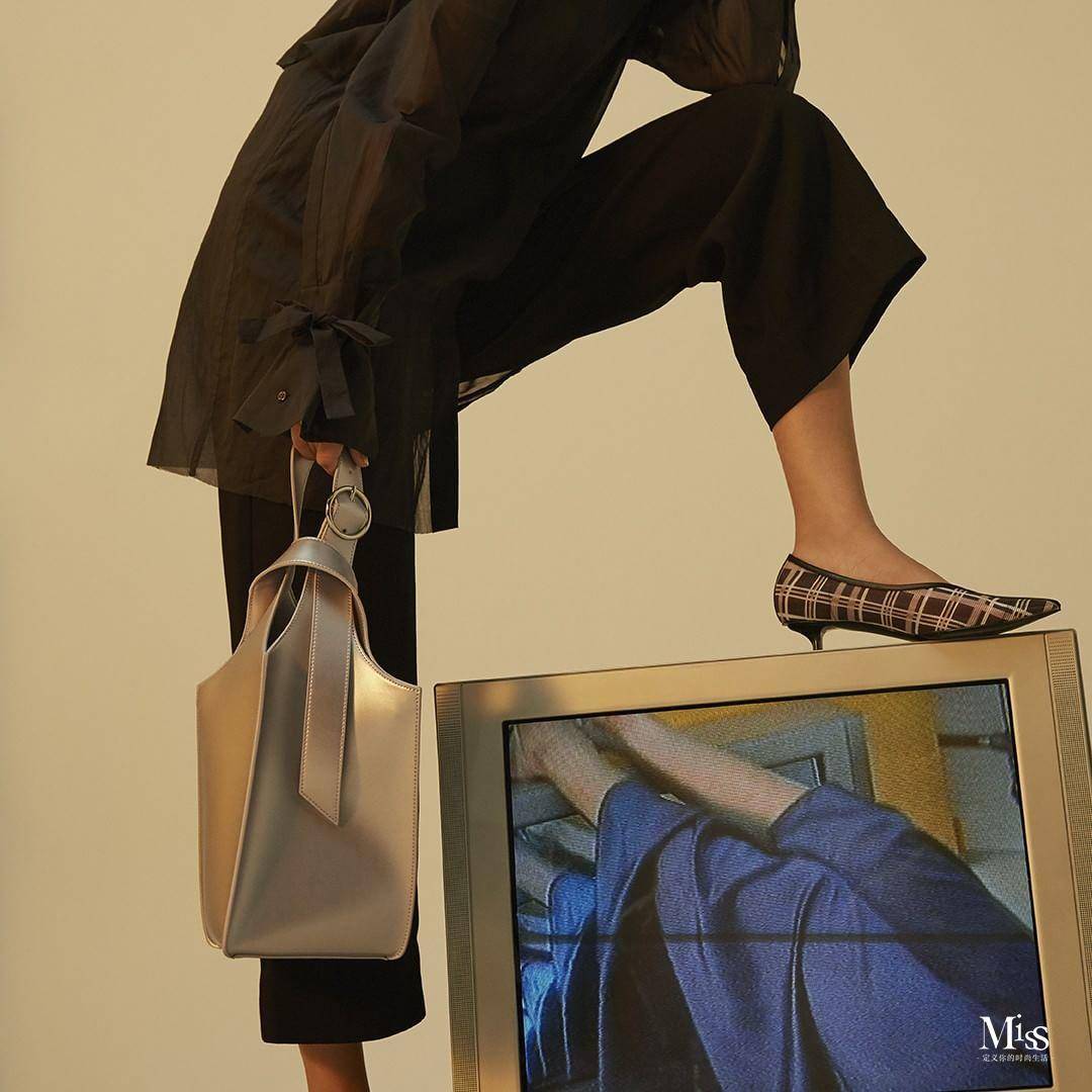 女人背包的姿态,姿态女生表情包