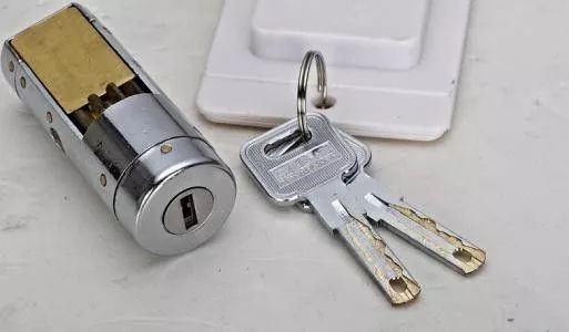 “小黑盒”秒开锁、拍照片配钥匙……我们的门锁还安全吗？