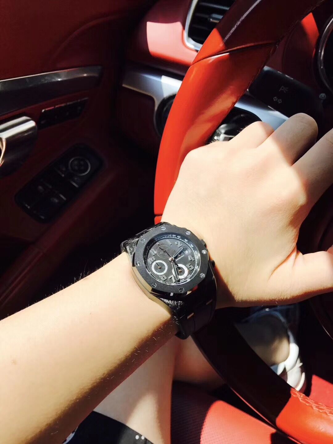 外媒联合专家潜入最大奢品地下工厂！查获大批Rolex！疯狂报道