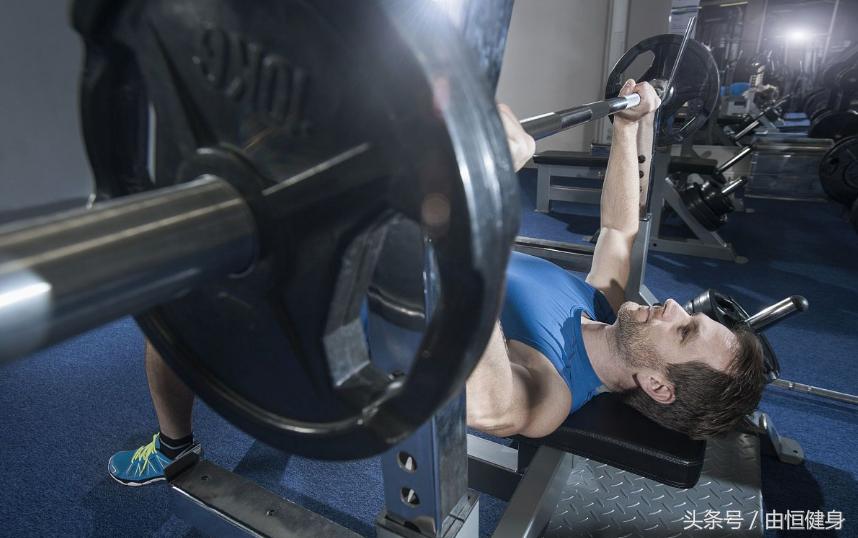 史密斯卧推怎么保持沉肩,卧推的时候怎么沉肩